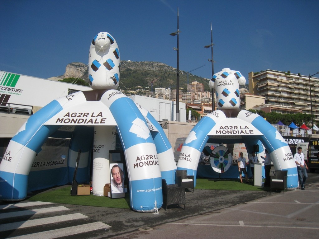 Tentes Igloos AG2R avec forme gonflable.jpg Tentes Igloos Gonflables AG2R avec maillots gonflables